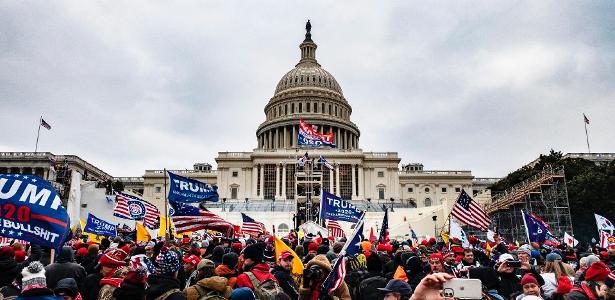 Nesta foto de arquivo tirada em 6 de janeiro de 2021, apoiadores pró-Trump invadem o Capitólio dos EUA após uma manifestação com o presidente Donald Trump em Washington