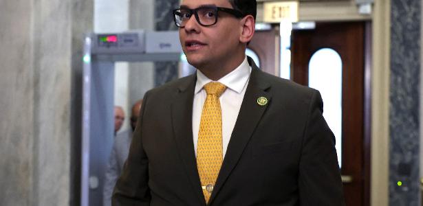 O ex-congressista republicano de origem brasileira George Santos foi expulso do Congresso após ser acusado de corrupção