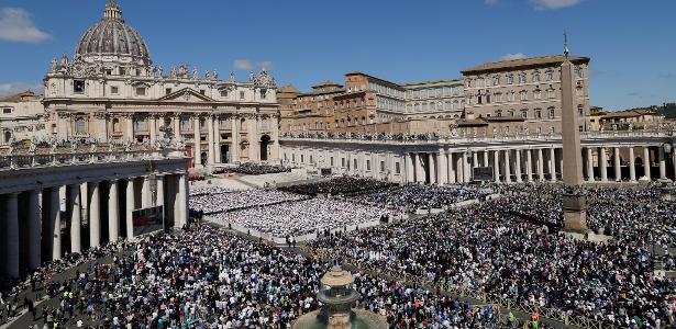 With appeal for peace, Francisco's funeral brings together politicians and thousands of faithful