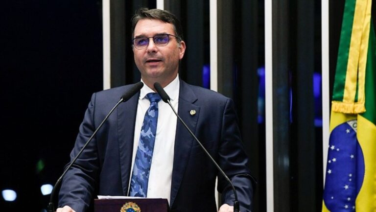“Traveling a lot”: Flávio Bolsonaro criticizes alcohurBre for proximity to Lula
