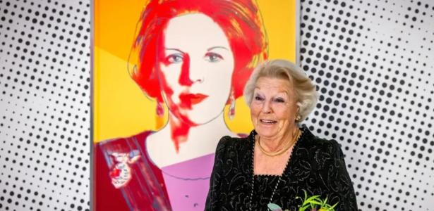 Princesa Beatriz em frente a uma gravura de Andy Warhol no Palácio Het Loo, em Apeldoorn