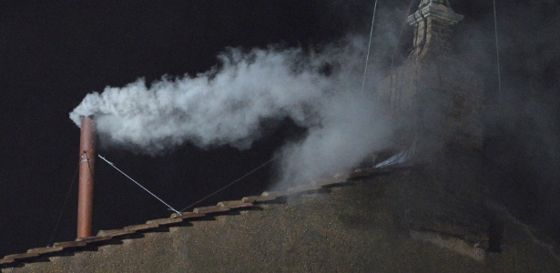 13.mar.2013 - Fumaça branca expelida da chaminé da Capela Sistina, no Vaticano, que indica que os cardeais escolheram o novo papa