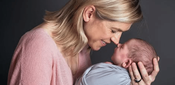 Stephanie Case, 42, venceu prova enquanto amamentava filha de seis meses