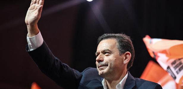 6.mai.2025 - O líder da Aliança Democrática (AD), Luis Montenegro, acena durante discurso em Lisboa