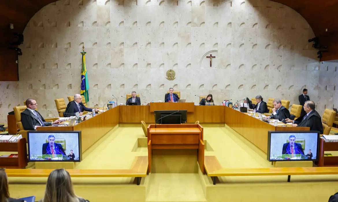 Dino and Mendonça have heated discussion during Supreme Court session