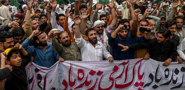 11.mai.2025 - Manifestantes carregam bandeira do Paquistão em protestos contra a Índia, na cidade de Lahore, uma das cidades mais populosas do Paquistão