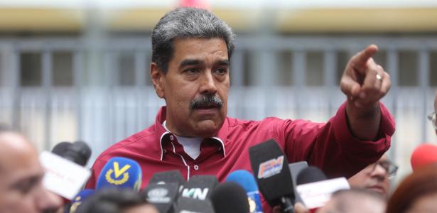 Nicolás Maduro falando com a imprensa do lado de fora de uma seção eleitoral durante as eleições regionais em Caracas