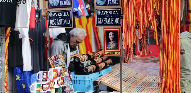 Itens de recordação do ditador espanhol Francisco Franco e do fundador da Falange, José Antonio Primo de Rivera, são vendidos em uma barraca no mercado de pulgas dominical "Rastro", em Madri