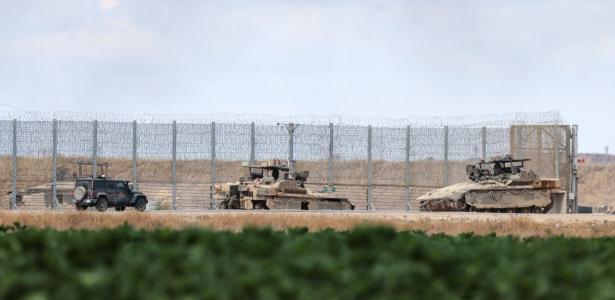 4.mai.2025 - Veículos do Exército de Israel tomam posição na fronteira com a Faixa de Gaza