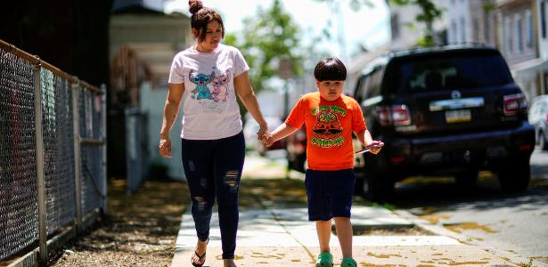Wendy Elizabeth Ortiz Hernandez caminha com seu filho Axel em uma rua em Lebanon, Pensilvânia