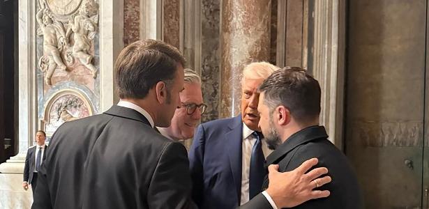 Macron esteve com outras lideranças no velório do papa Francisco