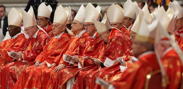 Foto mostra cardeais durante uma missa na Basílica de São Pedro, no Vaticano