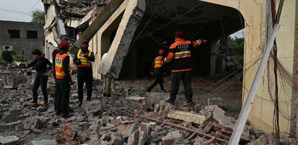 7.mai.2025 - Prédio danificado no complexo governamental de saúde e educação em Muridke, no Paquistão, após ataques indianos