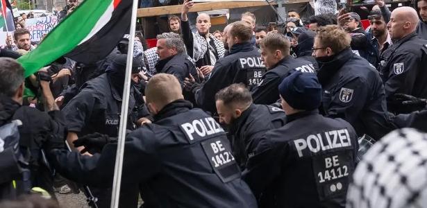 Policiais dizem ter reagido a atos de violência "de dentro da multidão", de onde garrafas, pedras e objetos teriam sido atirados