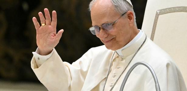 O Papa Leão 14 gesticula enquanto lidera uma audiência com representantes da mídia, no salão Paulo VI, no Vaticano, em 12 de maio de 2025