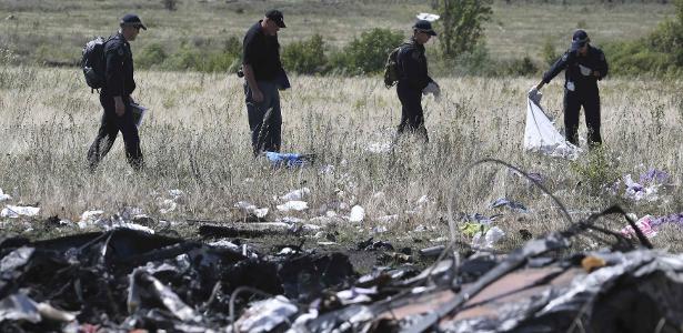 1.ago.2014 - Especialistas internacionais no local em que o voo MH17 da Malaysia Airlines caiu no leste Ucrânia após ser atingido por um míssil. 298 pessoas morreram, em sua maioria holandeses e australianos. 
