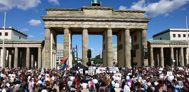 11.mai.2025 - Manifestantes pedem fim do AfD, o partido de extrema-direita na Alemanha, em Berlim