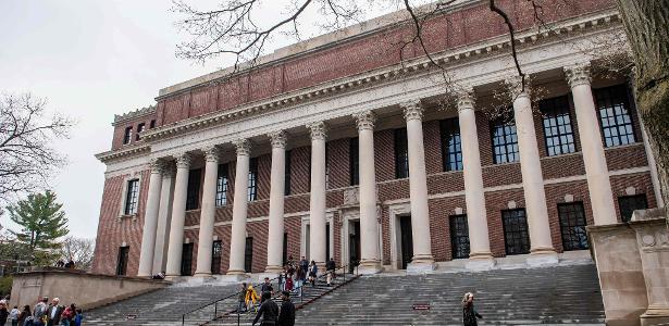 A biblioteca Harry Elkins Widener Memorial, no campus da universidade de Harvard, em Cambridge, nos Estados Unidos