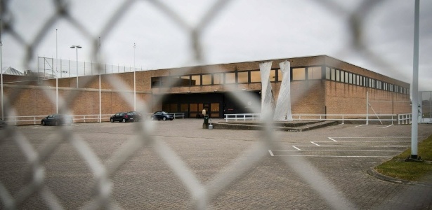 19.mar.2016 - A prisão de Bruges, na Bélgica, é possivelmente o local para onde foi levado Salah Abdeslam, 26, investigado por suposto envolvimento nos atentados a Paris em novembro de 2015 e que estava foragido desde então. Abdeslam foi preso ontem pela polícia belga. Sofreu alguns ferimentos durante a ação de captura e, por isso, teria sido conduzido à prisão de segurança máxima em uma ambulância. Outras quatro pessoas suspeitas de envolvimento com os ataques foram detidas com ele