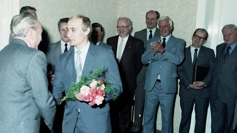 With the fall of the Soviet Union, what did KGB left in Brazil for today's spies?
