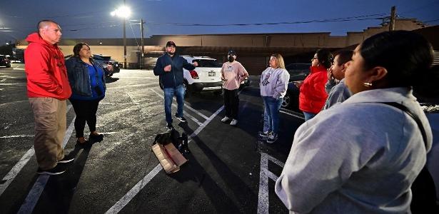 Membros da Union del Barrio, que patrulha as ruas de San Diego e Los Angeles antes de amanhecer para identificar possíveis batidas policiais