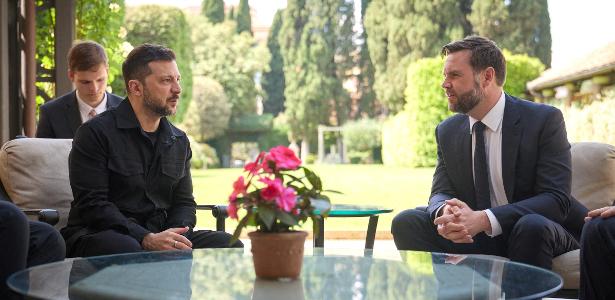 O presidente da Ucrânia, Volodymyr Zelensky, encontra-se com o vice-presidente dos EUA, JD Vance, em Roma, Itália, em 18 de maio de 2025