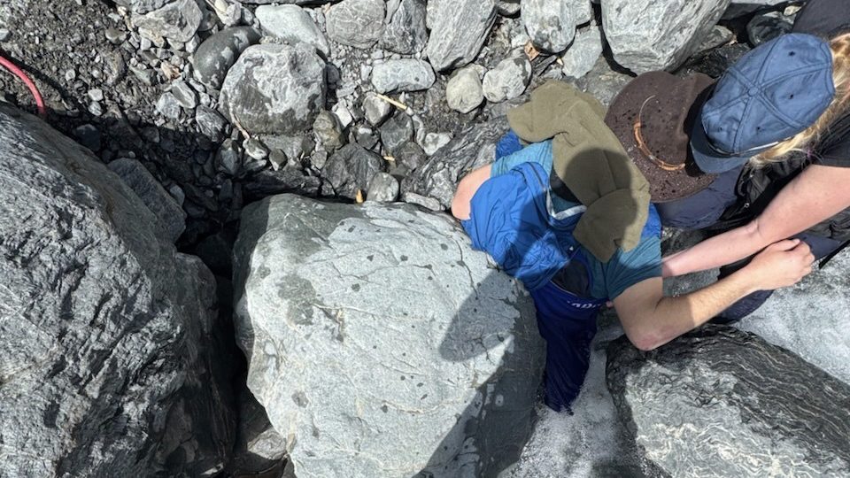 Man survives after spending 3 hours trapped in strokes under a 320 kg rock in Alaska