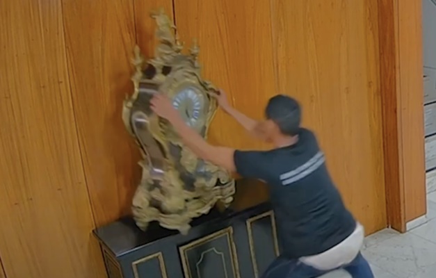 Man who destroyed Dom João VI's clock on 8/1 leaves arrest without monitoring