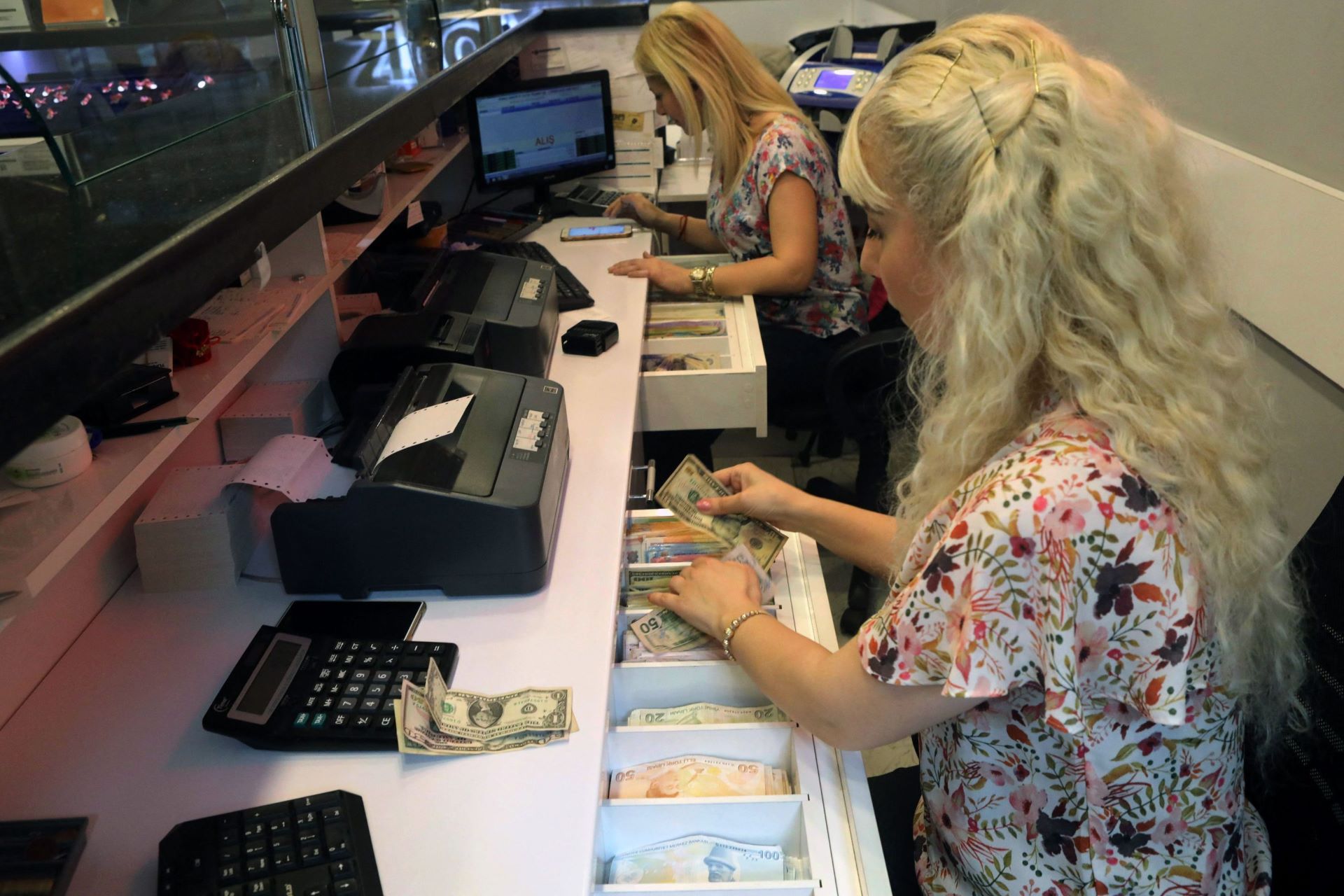 AI rapid expansion can maintain “American exception” and hold the dollar