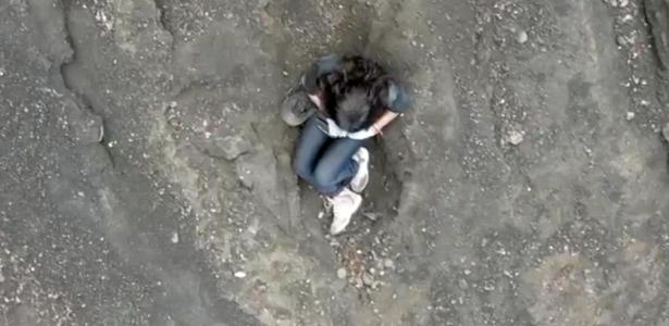 Imagem de drone mostra publicitária brasileira Juliana Marins, que caiu em trilha na ilha de Lombok, na Indonésia