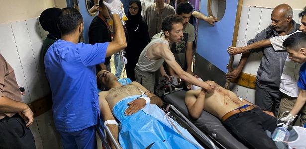 3.jun.2025 - Palestinos feridos por disparos israelenses recebem atendimento no Hospital Nasser