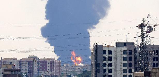 Fumaça é vista após ataques realizados por Israel a refinaria de petróleo no sul de Teerã, no Irã