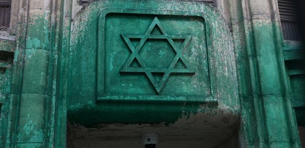 31.mai.2025 - Memorial do Holocausto, duas sinagogas e um restaurante no centro de Paris foram vandalizados com tinta verde na madrugada deste sábado