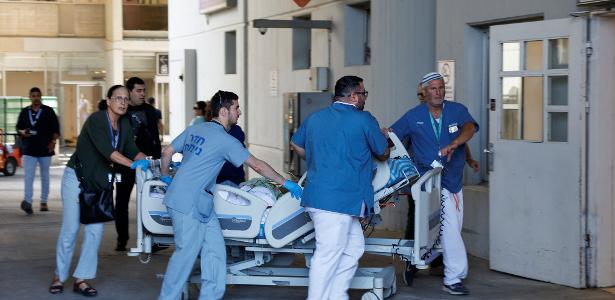 Equipe médica trabalha no Soroka Medical Center, em Beersheba, no sul de Israel, após local ser atingido por míssil do Irã