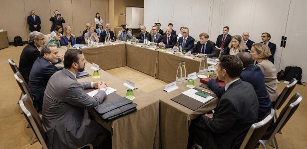 20.jun.2025 - O Ministro das Relações Exteriores do Irã, Abbas Araghchi (2º à esq.), durante reunião sobre o programa nuclear de Teerã com diplomatas europeus