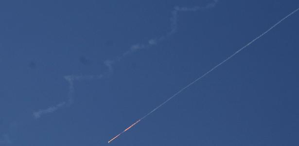 Rastro de míssil é visto na cidade de Nablus, no norte da Cisjordânia, durante os ataques de mísseis do Irã contra Israel