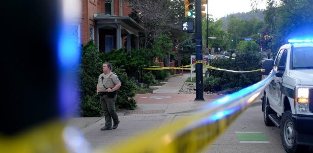 1.jun.2025 - Policial na Rua Pearl, local de um ataque contra manifestantes que pediam a libertação de reféns israelenses mantidos em Gaza, em Boulder, Colorado