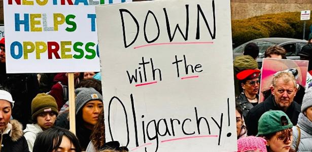 "Abaixo a oligarquia", diz cartaz em protesto contra Trump em NY