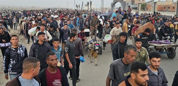 1.jun.2025 - Multidão deixa área do centro de distribuição de ajuda operado pela Gaza Humanitarian Foundation em Rafah, na Faixa de Gaza