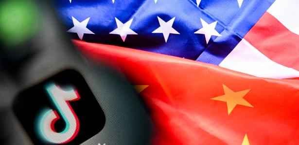Ilustração em tela de um laptop mistura logotipo do TikTok com as bandeiras dos EUA e da China