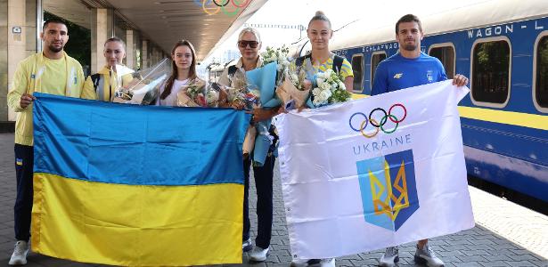 Judocas ucranianos posam para foto em estação de Kiev após voltar dos Jogos de Paris