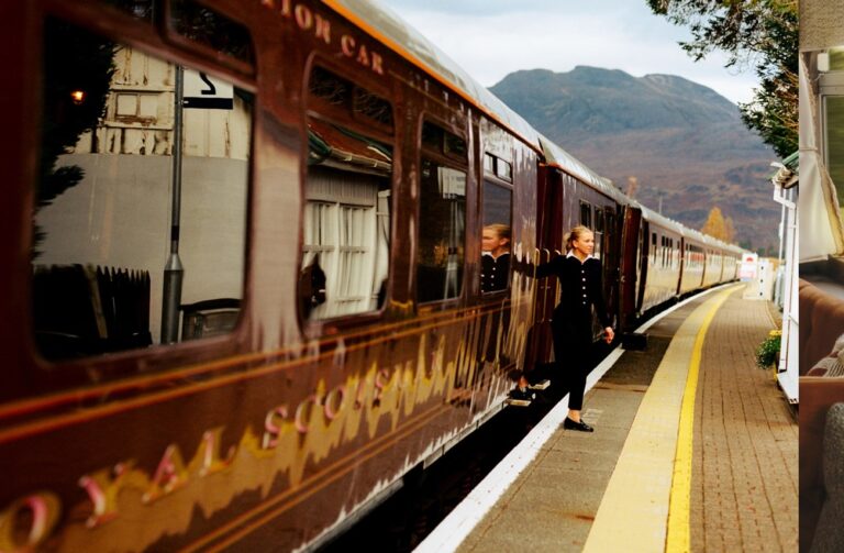 Traveling by train is the newest fashion in luxury tourism; See scripts
