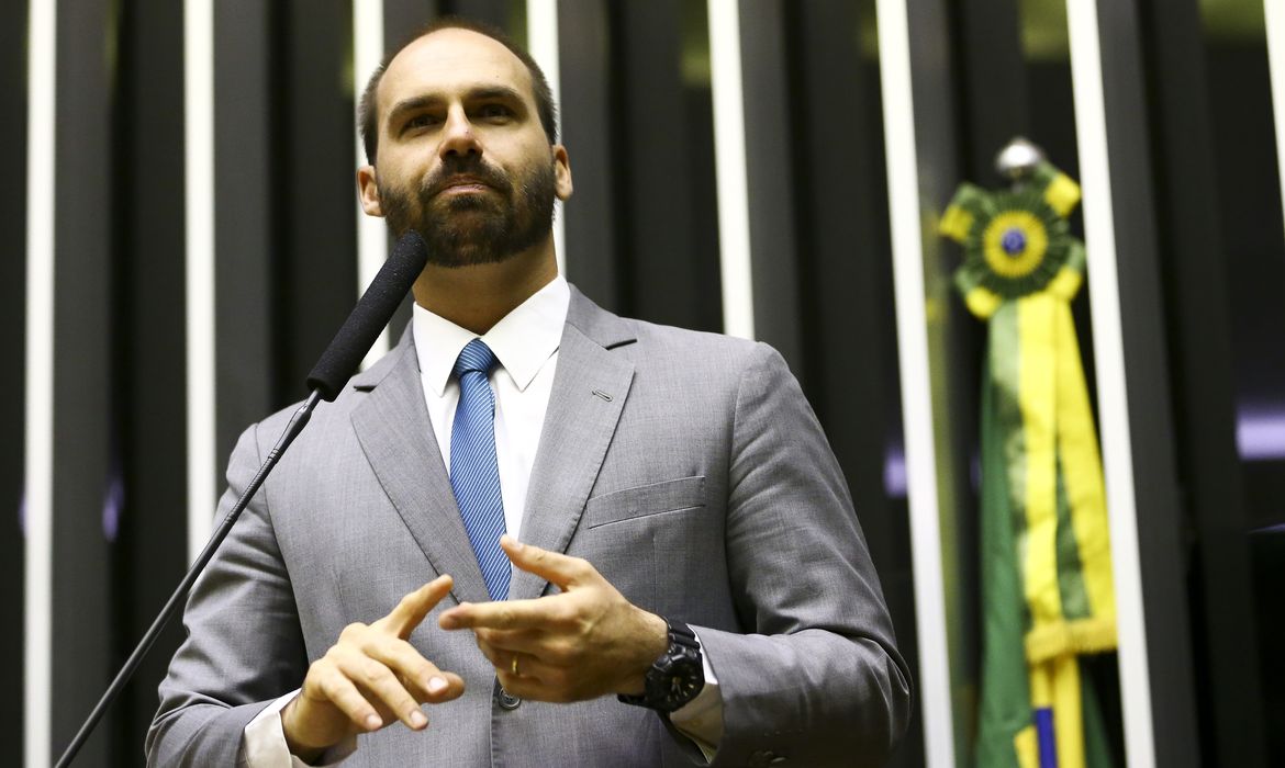 Allies evaluate appoint Eduardo Bolsonaro to office and avoid risk of cassation