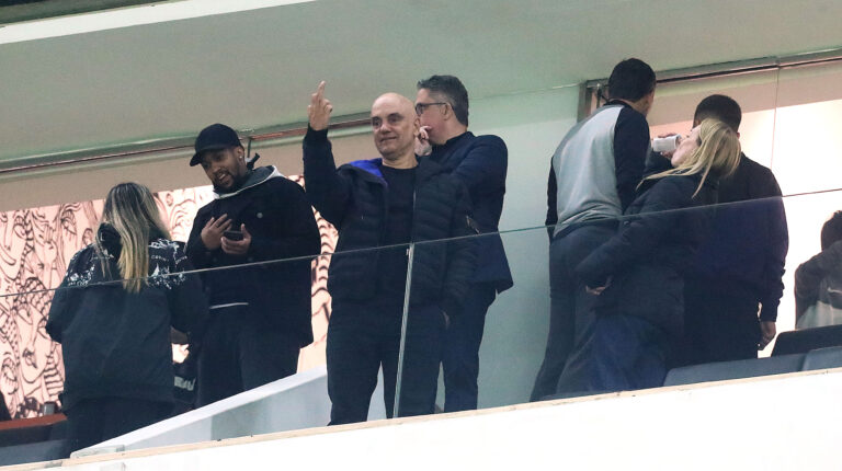 Moraes goes to Corinthians game, smiles and makes obscene gesture on the US sanction day
