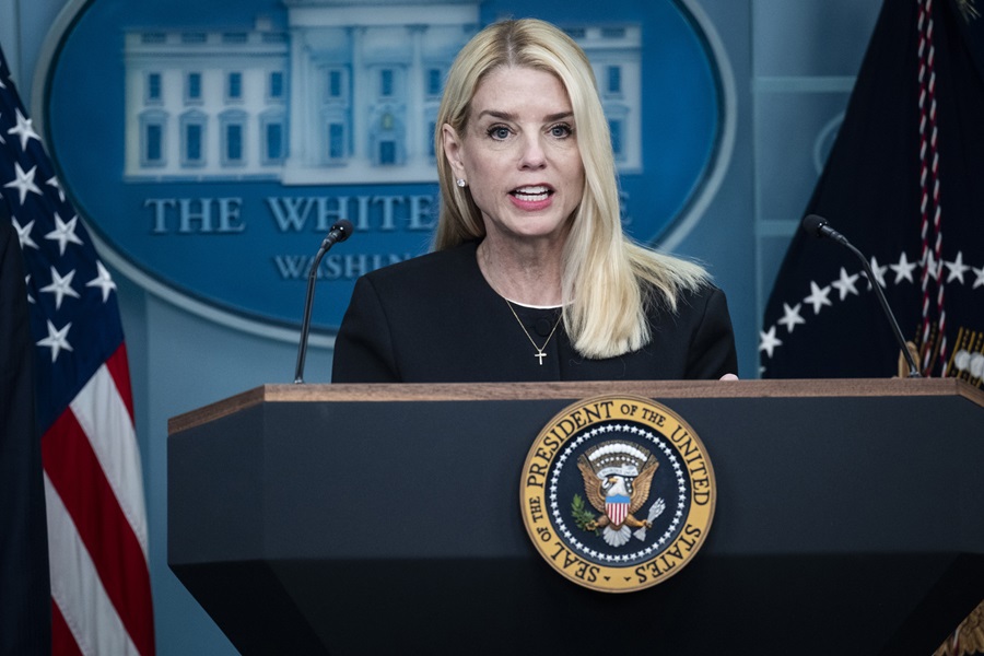 After promising revelations, Trump recognizes lack of evidence in the “Epstein files”