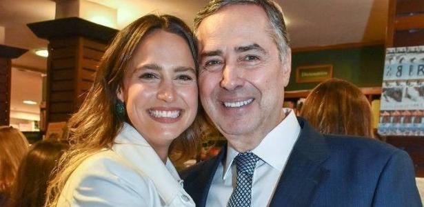 A advogada Luna van Brussel Barroso lança livro ao lado do pai, o ministro Luís Roberto Barroso, no Rio