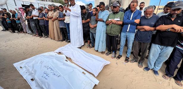 Pessoas rezam durante funeral em Gaza