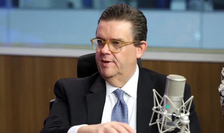 Minister of Social Security says there is “desire of the center right to kill the unions”
