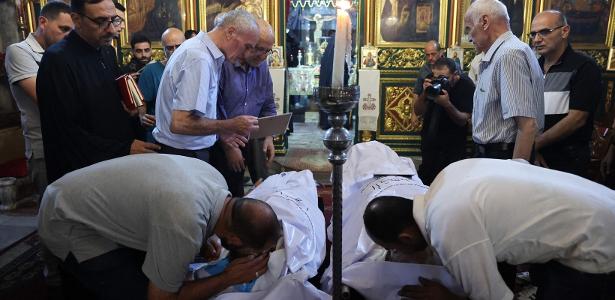 Palestinos cristãos velam corpos de mortos em ataque a igreja católica em Gaza