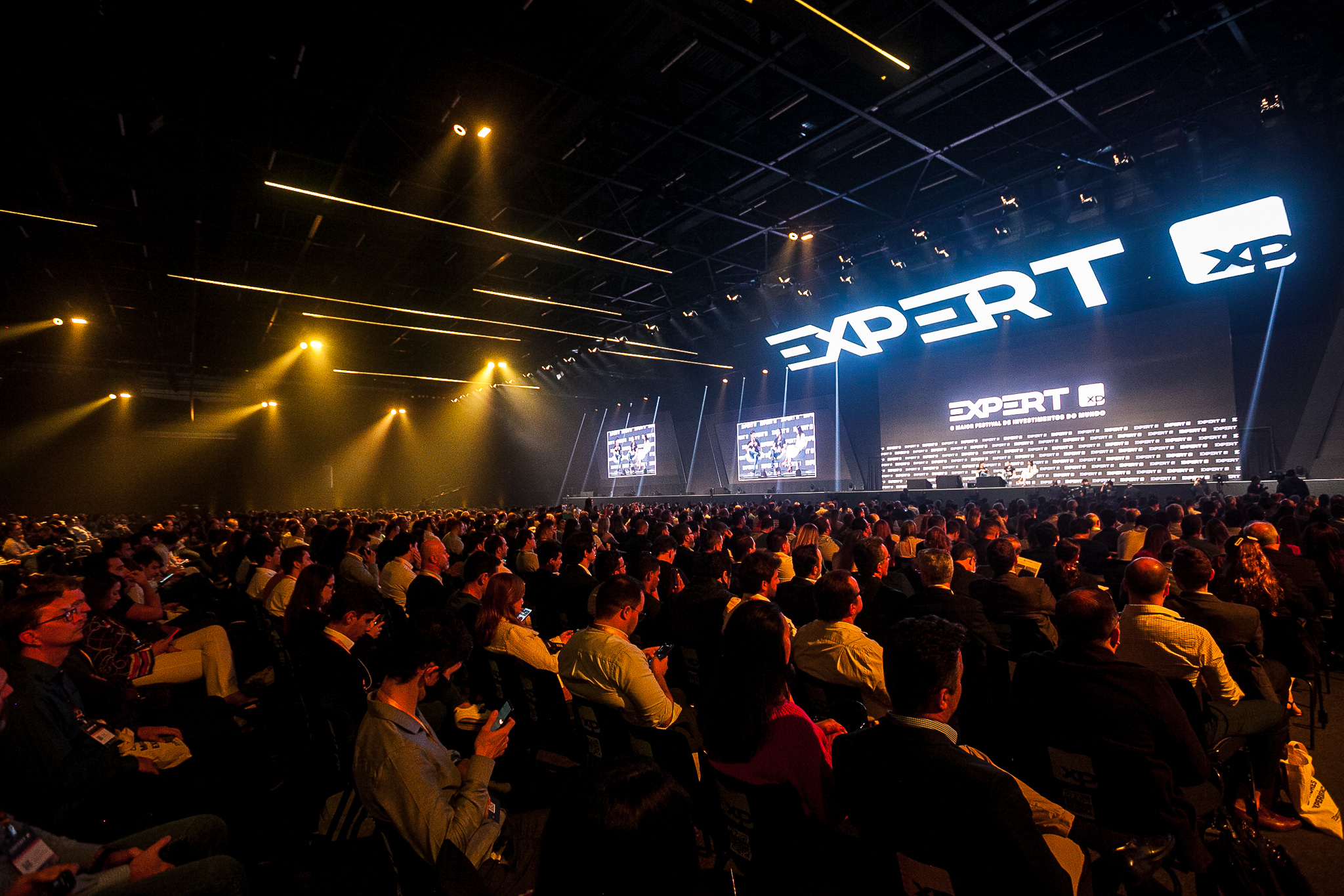 Political discussions are highlighted on Expert XP 2025